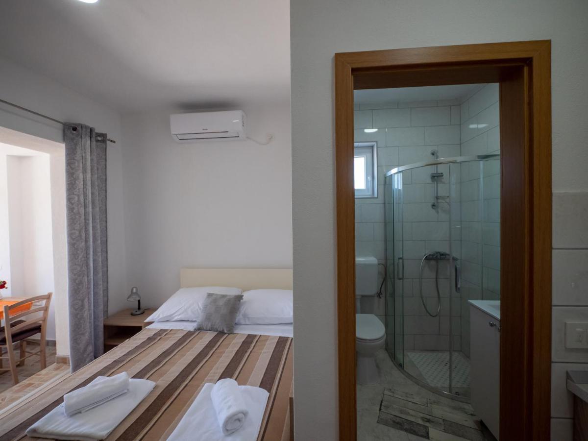 Apartments Tri Mora Ražanac Εξωτερικό φωτογραφία